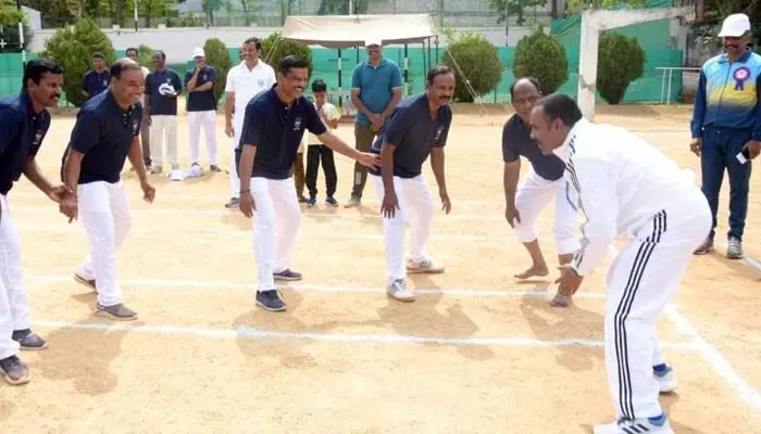 క్రీడలు పట్టుదలను పెంచుతాయి: ఎస్పీ నరసింహ క్రీడలు పట్టుదలను పెంచుతాయి: ఎస్పీ నరసింహ