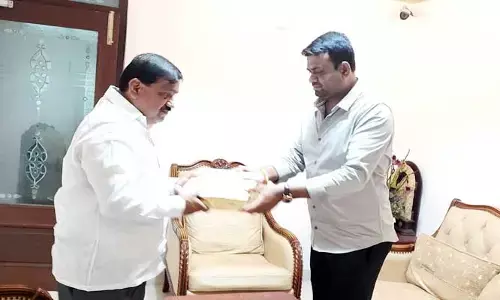 చాలాకాలం తర్వాత ఒకరినొకరు పలకరించుకున్న BRS నేతలు