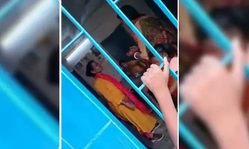 విద్యార్థుల ముందే ప్రధానోపాధ్యాయురాలిని చితక్కొట్టిన టీచర్లు (వీడియో)