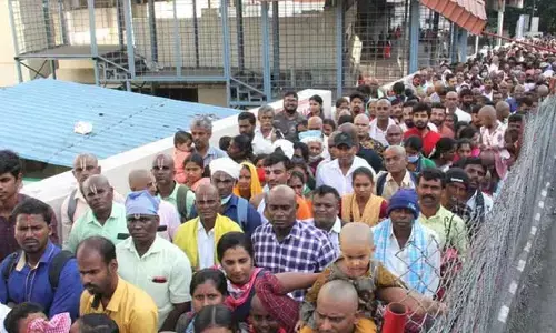 Tirumala: భారీగా భక్తుల రద్దీ... శిలాతోరణం వరకు క్యూ
