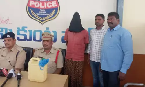 గుడుంబా స్థావరం పై పోలీసుల దాడి..