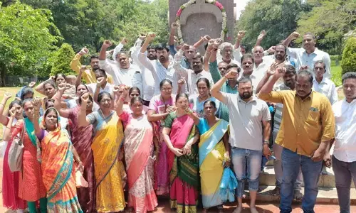 తొమ్మిదేళ్లుగా సీఎం KCR కలవడం లేదు: అమరవీరుల కుటుంబ సభ్యుల ఆందోళన