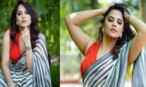 మొగుడు పక్కన్నే ఉన్నా.. బహిరంగంగా ముద్దులు ఇచ్చిన అనసూయ