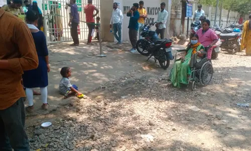 నీలోఫర్ ఆసుపత్రి రోగులకు తప్పని తిప్పలు..