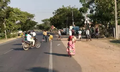 పోలీస్ స్టేషన్ ముందే పొట్టు పొట్టు కొట్టుకున్నరు..