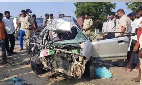 కొల్చారంలో రోడ్డు ప్రమాదం.. ఇద్దరు మృతి..