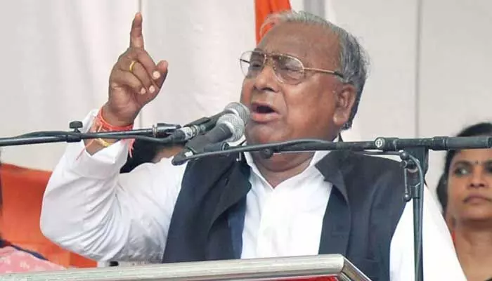 జీతాలు ఇచ్చే దిక్కులేదు బీసీ బంధా?: వీహెచ్ జీతాలు ఇచ్చే దిక్కులేదు బీసీ బంధా?: వీహెచ్