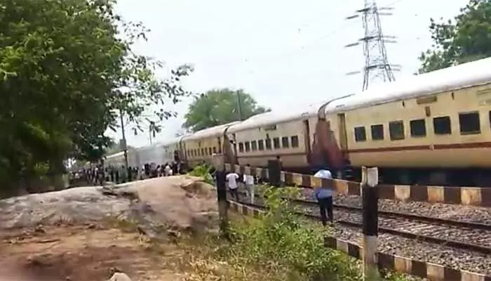స్వర్ణ జయంతి ఎక్స్ ప్రెస్ లో పొగలు.. పరుగులు తీసిన ప్రయాణికులు.. స్వర్ణ జయంతి ఎక్స్ ప్రెస్ లో పొగలు.. పరుగులు తీసిన ప్రయాణికులు..