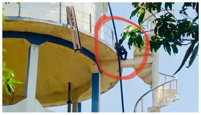 పెళ్లికి నో చెప్పిందని.. వాటర్ ట్యాంక్ ఎక్కిన యువకుడు పెళ్లికి నో చెప్పిందని.. వాటర్ ట్యాంక్ ఎక్కిన యువకుడు