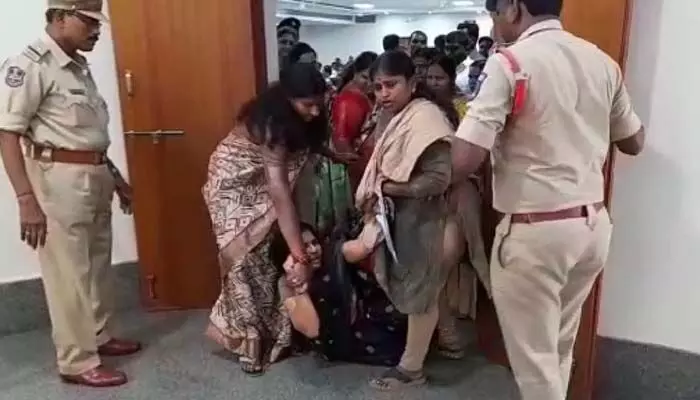 మేడ్చల్ లో దారుణం.. ధాన్యం కొనుగోళ్లపై ప్రశ్నించినందుకు ఎంపీటీసీ శోభపై దాడి.. మేడ్చల్ లో దారుణం.. ధాన్యం కొనుగోళ్లపై ప్రశ్నించినందుకు ఎంపీటీసీ శోభపై దాడి..