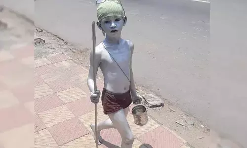 కూటి కోసం కోటి విద్యలు.. మండుటెండలో బుల్లి గాంధీ ఏం చేశాడంటే..?