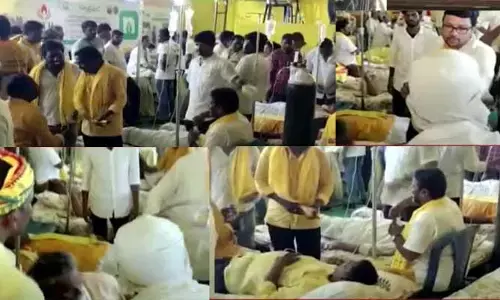 TDP Mahanadu: పదుల సంఖ్యలో సొమ్మసిల్లి పడిపోతున్న టీడీపీ కార్యకర్తలు