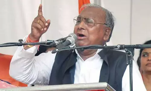 జీతాలు ఇచ్చే దిక్కులేదు బీసీ బంధా?: వీహెచ్