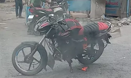 ఎండవేడికి ద్విచక్ర వాహనంలో చెలరేగిన మంటలు..