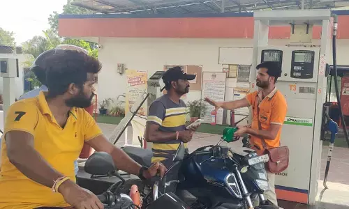 పెట్రోల్ బంక్ లో ఘరానా మోసం...