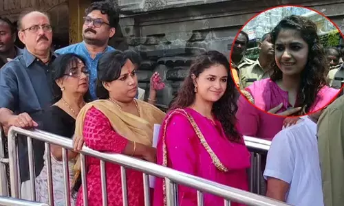 ఫ్యామిలీతో తిరుమలలో హీరోయిన్ కీర్తి సురేష్ (వీడియో)