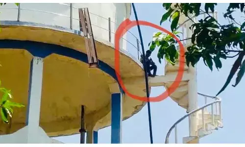 పెళ్లికి నో చెప్పిందని.. వాటర్ ట్యాంక్ ఎక్కిన యువకుడు