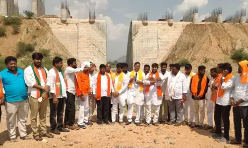 కేసీఆర్ కు ఉత్తర తెలంగాణ ప్రాజెక్టుల పై ఉన్న ప్రేమ దక్షిణ తెలంగాణ ప్రాజెక్టుల పై లేదు !