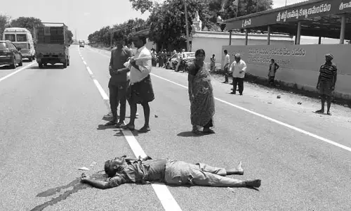 రోడ్డు ప్రమాదంలో వ్యక్తి దుర్మరణం