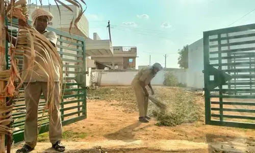 సర్పంచ్ ఇంట్లో పారిశుద్ధ్య కార్మికుల వెట్టిచాకిరి..