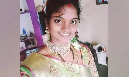 ఫ్యాన్ కు ఉరేసుకొని మహిళ ఆత్మహత్య