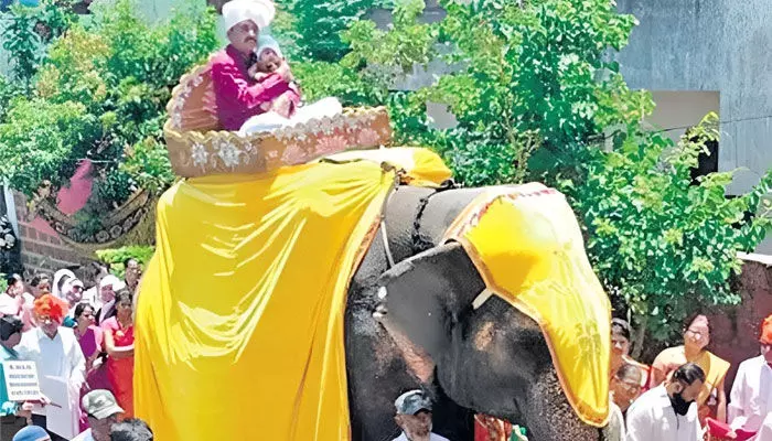 ఆడపిల్ల పుట్టిందని అంబారీపై ఊరేగింపు ఆడపిల్ల పుట్టిందని అంబారీపై ఊరేగింపు