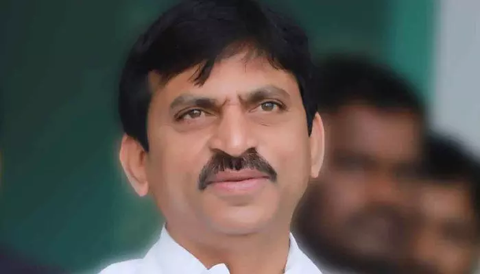 బీజేపీలో గెలవలేము అందుకే ఆ పార్టీలోకి! పొంగులేటిపై మాజీ అనుచరుడు సంచలన వ్యాఖ్యలు బీజేపీలో గెలవలేము అందుకే ఆ పార్టీలోకి! పొంగులేటిపై మాజీ అనుచరుడు సంచలన వ్యాఖ్యలు