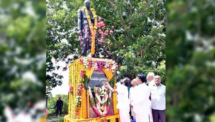 సాంఘీక చైతన్యానికి నిలువెత్తు స్ఫూర్తి సురవరం సాంఘీక చైతన్యానికి నిలువెత్తు స్ఫూర్తి సురవరం