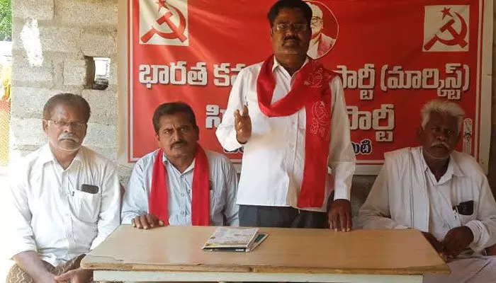 వ్యవసాయ కార్మిక సంఘం నాయకులపై పోలీసుల దాడి దుర్మార్గం.. సీపీఎం నాయకులు వ్యవసాయ కార్మిక సంఘం నాయకులపై పోలీసుల దాడి దుర్మార్గం.. సీపీఎం నాయకులు