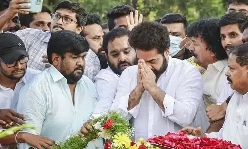 NTR ఘాట్ వద్ద తారక్ వింత ప్రవర్తన.. నెట్టింట్లో విమర్శలు!