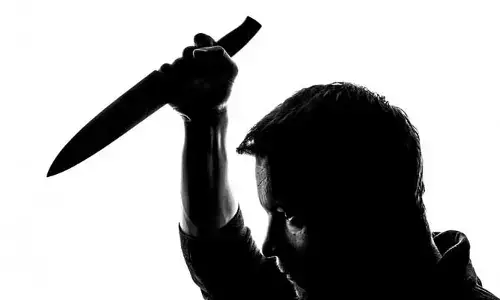 దారుణం.. కన్నకొడుకుపై తండ్రి కత్తితో దాడి