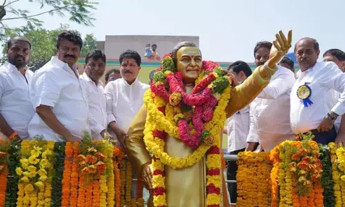 తెలుగు జాతి ఔన్నత్యాన్ని ప్రపంచానికి చాటిన మహా నాయకుడు ఎన్టీఆర్..