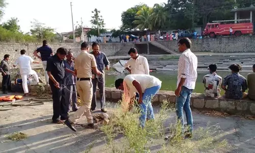 దైవ దర్శనానికి వచ్చిన వ్యక్తి  కోనేరులో గల్లంతు..