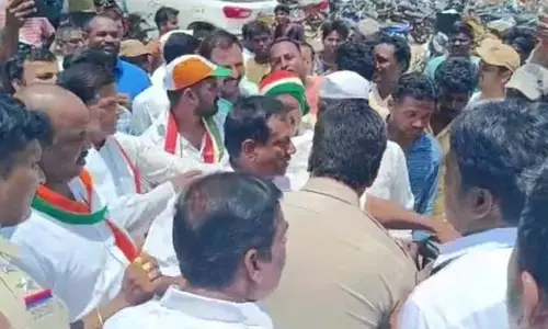 రోడ్డు విస్తరణ పేరుతో దర్గా, గుళ్లను కూల్చొద్దు: మాజీ మంత్రి చిన్నారెడ్డి
