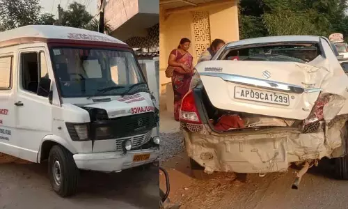 కారును ఢీకొట్టిన అంబులెన్స్..