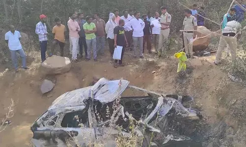 అడవిలో కారు దగ్ధం..