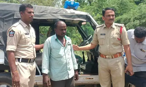 Kadapa: భార్య కాపురానికి రాలేదని టవర్ ఎక్కిన భర్త