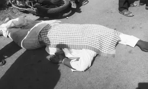 టిప్పర్ ఢీకొని వ్యక్తి మృతి