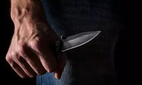 కిరాణా షాప్ యజమాని పై వ్యక్తి కత్తితో దాడి..