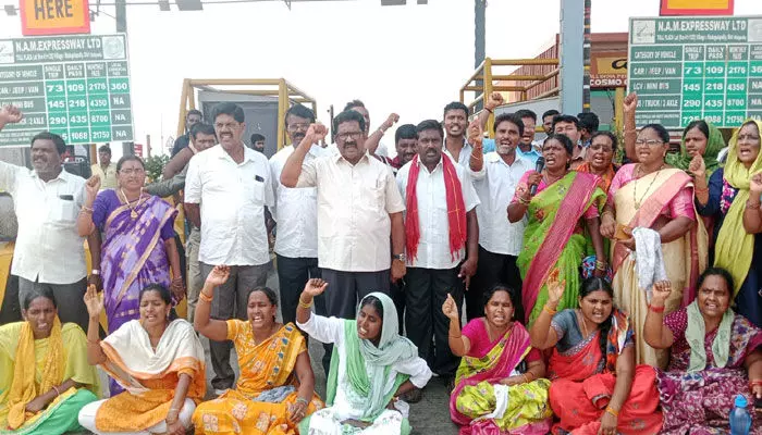 మాడుగులపల్లి టోల్ ప్లాజా వద్ద వీవోఏల ధర్నా.. భారీగా స్థంబించిన ట్రాఫిక్ మాడుగులపల్లి టోల్ ప్లాజా వద్ద వీవోఏల ధర్నా.. భారీగా స్థంబించిన ట్రాఫిక్