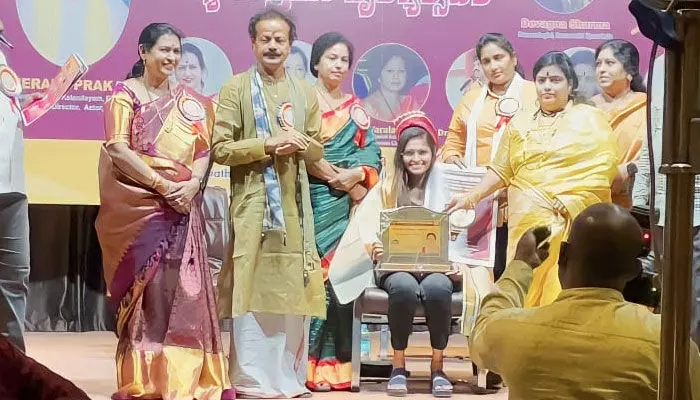 చిత్రలేఖనంలో శ్వేతకు వండర్ ఉమెన్ అవార్డు చిత్రలేఖనంలో శ్వేతకు వండర్ ఉమెన్ అవార్డు