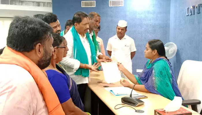 రైతుల రుణ మాఫీ వెంటనే చేయాలి : బీజేపీ కిసాన్ మోర్చ నాయకుల డిమాండ్ రైతుల రుణ మాఫీ వెంటనే చేయాలి : బీజేపీ కిసాన్ మోర్చ నాయకుల డిమాండ్