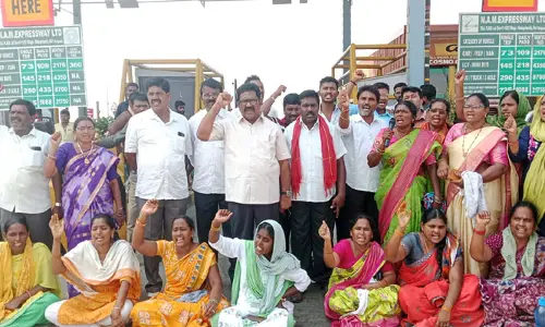మాడుగులపల్లి  టోల్ ప్లాజా వద్ద వీవోఏల ధర్నా.. భారీగా స్థంబించిన ట్రాఫిక్