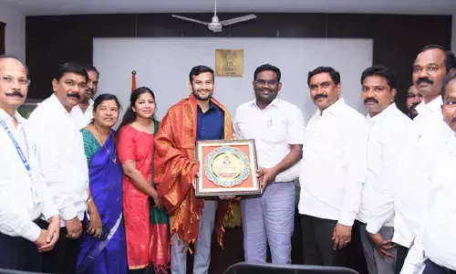 సివిల్స్ ర్యాంకర్ మహేష్ ను అభినందించిన కలెక్టర్