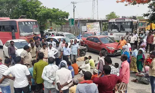మంత్రి హరీష్ రావు స్వగ్రామంలో రోడ్డెక్కిన రైతన్నలు