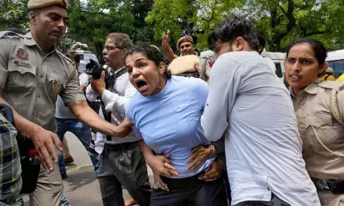 రెజ్లర్లపై కేసులు.. టెంట్లు, మంచాలు తొలగించిన పోలీసులు
