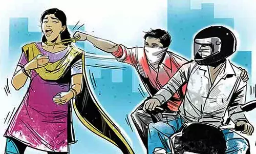 మహిళ మెడలో పుస్తెలతాడు అపహరణ