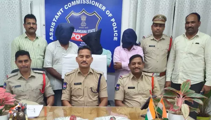 ఉద్యోగాల పేరిట యువతను మోసగిస్తున్న ముఠా అరెస్టు ఉద్యోగాల పేరిట యువతను మోసగిస్తున్న ముఠా అరెస్టు