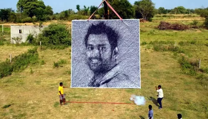 ధోనిపై తెలుగోడి అభిమానం.. ప్రపంచంలో ఇదే అతిపెద్ద గిఫ్ట్.. వీడియో చూస్తే ఎవరైనా ఫిదా అవ్వాల్సిందే ధోనిపై తెలుగోడి అభిమానం.. ప్రపంచంలో ఇదే అతిపెద్ద గిఫ్ట్.. వీడియో చూస్తే ఎవరైనా ఫిదా అవ్వాల్సిందే