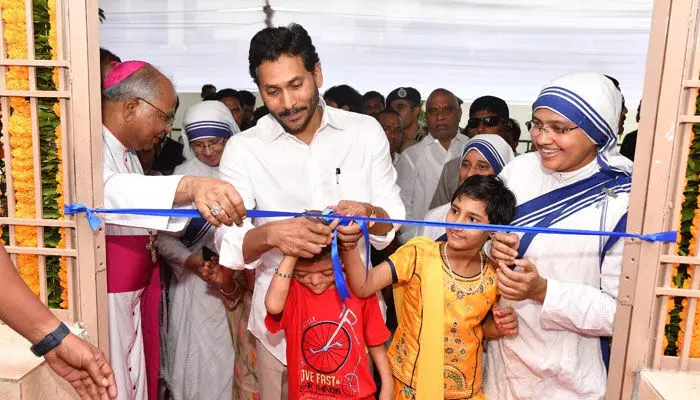 నిర్మల్ హృదయ్ భవన్ను సందర్శించిన సీఎం జగన్ నిర్మల్ హృదయ్ భవన్ను సందర్శించిన సీఎం జగన్